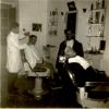 Barbearia de Acácio Frazão. José Marques cortando o cabelo a Joaquim Casimiro, António Domingos Pratas (de pé) e José Cunha sentado na cadeira em primeiro plano.