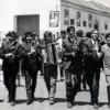 Um grupo de jovens celebra a ida à inspecção militar na Rua Francisco Almeida Grandella, anos 60. Ao fundo pode ver-se a oficina de bicicletas de José Carrapato.