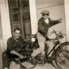 José Carrapato numa reparação à bicicleta do menino José da Costa, encostado ao edifício de José Camilo Canteiro.