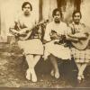 Maria Angélica Fazendeiro (bandolim), Aurora Fazendeiro (com o gato ao colo) e Noémia Fazendeiro (guitarra). Anos 20.