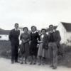 À entrada de Aveiras, junto à Quinta de José Camilo Canteiro, num passeio dominical nos anos 50: Arménio Nabeto, sobrinha da Laurita, Maria Eugénia Mendes, Maria Isidoro e Joaquim Ramalho.